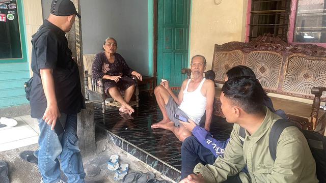 Selamet (berkaos singlet) bersama istrinya yang rumahnya berada di depan rumah terduga saat ditemui sejumlah awak media. (Liputan6.com/Arief Pramono)