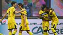 Para pemain Parma merayakan gol yang dicetak oleh Gervinho ke gawang Inter Milan pada laga Liga Italia di Stadion Giuseppe Meazza, Minggu (1/11/2020). Kedua tim bermain imbang 2-2. (AFP/Vincenzo Pinto)