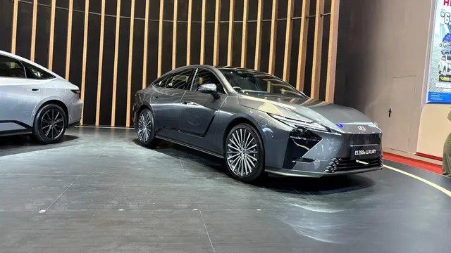 Lexus menghadirkan The All-New Lexus ES dengan pilihan HEV dan BEV di GIIAS 2026. (Liputan6.com/Arief)