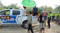 Mobil patroli polisi antar jenazah ke pemakaman karena jarak jauh. (Foto: Liputan6.com/Polres Pemalang)