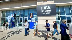 Suporter melintas di depan FIFA Store di MetLife Stadium, East Rutherford, New Jersey, Amerika Serikat, menjelang laga fase grup Prancis melawan Senegal pada Piala Dunia 2026. Toko resmi FIFA tersebut menjadi tujuan penggemar untuk berburu jersey dan berbagai merchandise resmi turnamen. (KLY Sports/Hery Kurniawan)