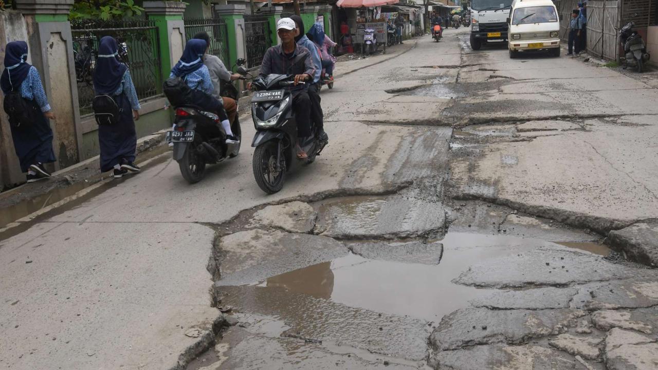 Kondisi Jalan Raya Tanjung Pasir Tangerang Rusak Parah Akibat Dilewati Truk-Truk Besar