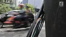 Kondisi kabel listrik yang tersangkut truk di Jalan Haji Agus Salim, Jakarta, Minggu (9/9). Instalasi kabel tersebut menjuntai ke jalan hingga dapat membahayakan warga dan pengendara yang melintas. (Merdeka.com/ Iqbal S. Nugroho)