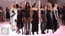 Para model berpose mengenakan koleksi Desainer Stella Rissa dalam peragaan busana IPMI Trend Show 2017 di Senayan City, Jakarta (9/11). Stella Rissa menampilkan sebanyak 24 rancangan siluet gotik ala tahun 50an. (Liputan6.com/Gempur M. Surya)
