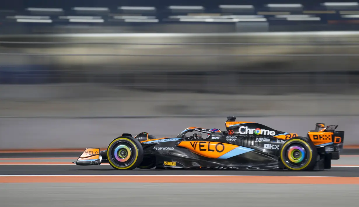 Pembalap McLaren, Oscar Piastri berkompetisi pada ajang balap Formula 1 GP Qatar 2023 yang berlangsung di Sirkuit Lusail, Qatar, Minggu (08/10/2023) malam WIB. Piastri memulai balapan dari posisi keenam. (AP Photo/Darko Bandic)