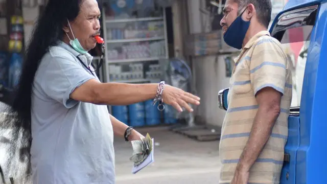 Eddie Karsito berperan sebagai preman gagu dan timer angkot di film Bunga Semerah Darah (ist)