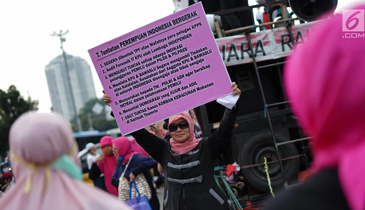 Massa yang tergabung dalam Presidium Perempuan Indonesia menunjukkan tujuh tuntutan saat menggelar aksi damai di depan Istana Negara, Jakarta, Kamis (16/5/2019). Massa menuntut Presiden Joko Widodo mengambil sikap atas dugaan kecurangan dalam Pemilu 2019. (Liputan6.com/Immanuel Antonius)