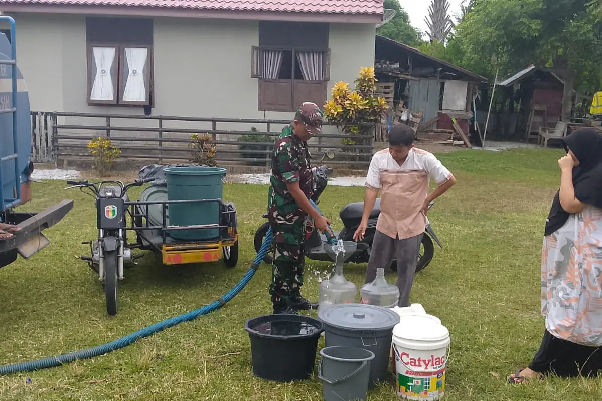 Penyaluran air bersih ke warga terdampak kekeringan di Aceh Besar. (Istimewa)