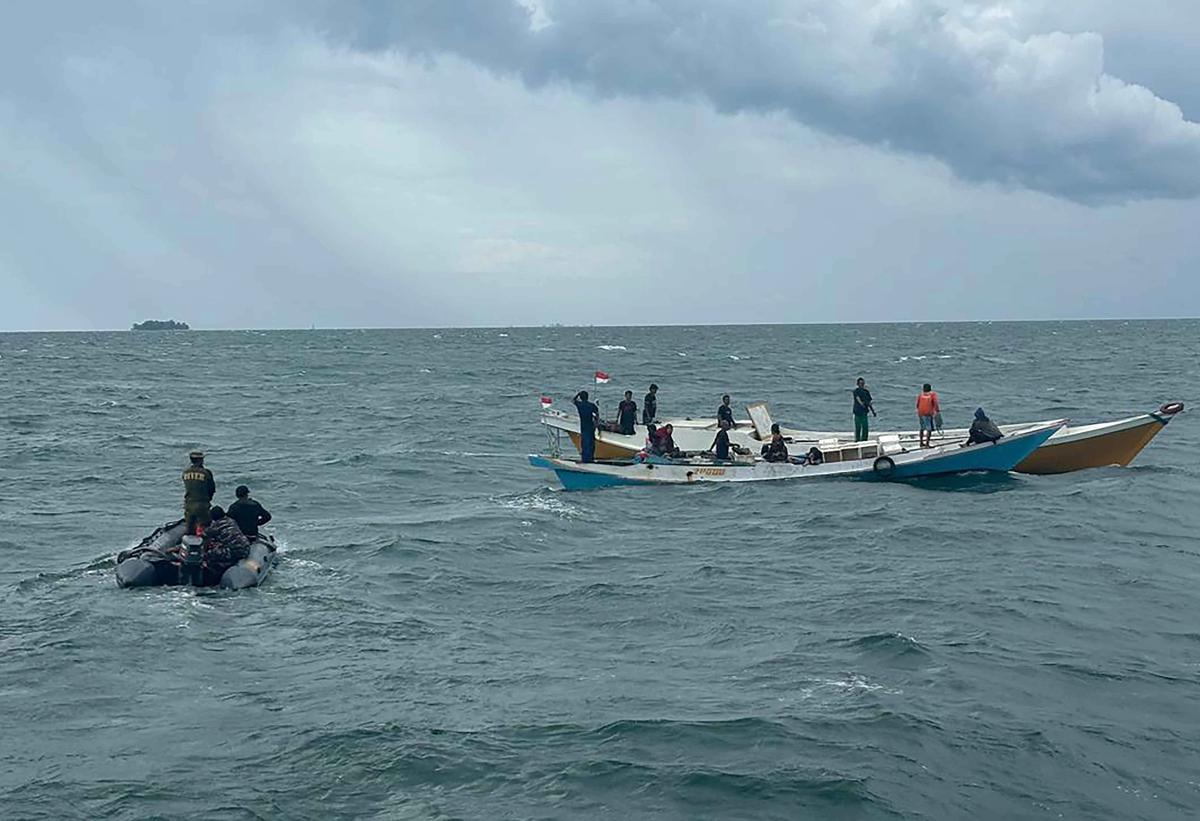 FOTO: KRI Hiu-634 Evakuasi Lima Penumpang KM Jolor yang Mati Mesin di Perairan Makassar