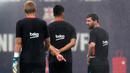 Pemain Barcelona, Lionel Messi (kanan) berbincang dengan rekannya Luis Suarez saat sesi latihan di Sports Center FC Barcelona Joan Gamper, Sant Joan Despi (15/8/2017). Barcelona akan melawan Madrid pada leg kedua Piala Super Spanyol. (AFP/Lluis Gene)