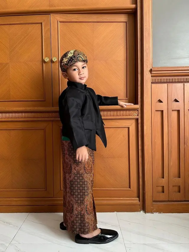 Potret Kiano Tiger Anak Baim Wong saat Mengenakan Baju Adat Jawa