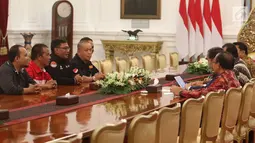 Perwakilan ojek online berdialog dengan Presiden Joko Widodo atau Jokowi di Istana Merdeka, Jakarta, Selasa (27/3). Sebelumnya, para pengemudi ojek online melakukan aksi di depan Istana Merdeka. (Liputan6.com/Angga Yuniar)
