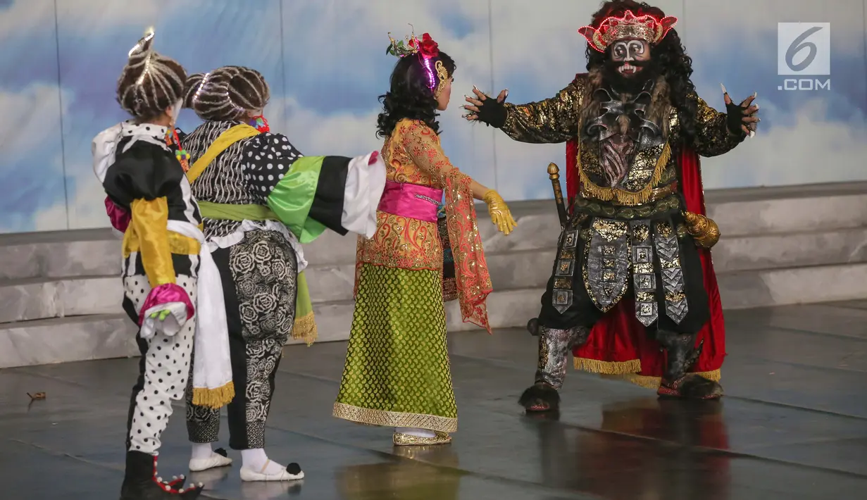 Pemain Teater Koma mementaskan Mahabarata di Kampus Tarumanegara Cilandak, Jakarta, Rabu (17/7/2019). Teater Koma kembali menggelar pentas Mahabarata bercerita Semar dan Tagog yang ditugaskan turun ke marcapada (bumi/Planet Jawa) pada 25 Juli-4 Agustus 2019 di TIM. (Liputan6.com/Fery Pradolo)