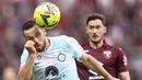 Pemain Inter Milan, Stefan de Vrij, menyundul bola saat melawan Torino pada laga Liga Italia di Stadion Olympic, Turin, Sabtu (3/6/2023). (Fabio Ferrari/LaPresse via AP)