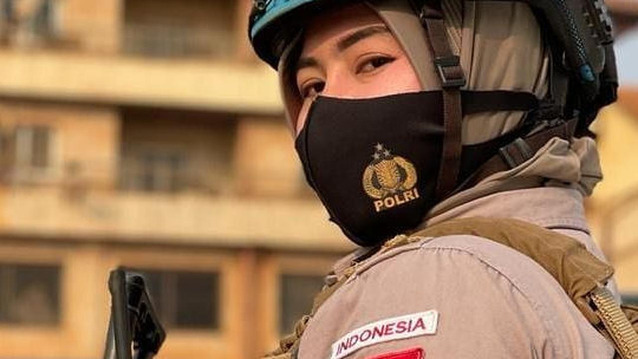 Sosok polisi wanita (Polwan) bernama Bripka Iis Mulyani berhasil mencuri perhatian khalayak melalui kecantikan parasnya.