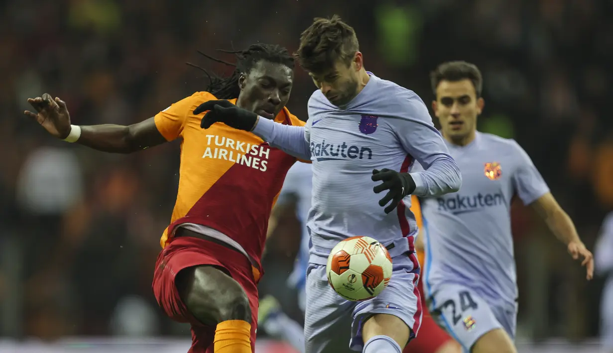 Gelandang Barcelona Pablo Gavira 'Gavi' berebut bola dengan bek Galatasaray Patrick van Aanholt pada leg kedua 16 besar Liga Europa di NEF Stadyumu, Jumat (18/3/2022) dini hari WIB. Hasil Galatasaray vs Barcelona berakhir dengan skor 1-2. (AP Photo)