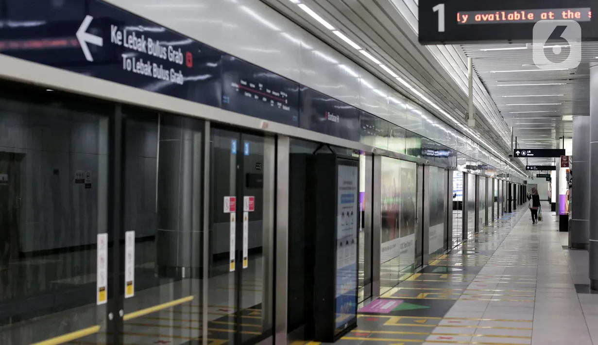 Suasana sepi saat Lebaran di salah satu stasiun Moda Raya Terpadu (MRT) di Jakarta, Minggu (24/5/2020). Di tengah pandemi virus corona COVID-19, pengguna MRT terpantau sepi dan tak seperti libur Lebaran sebelumnya. (Liputan6.com/Johan Tallo)