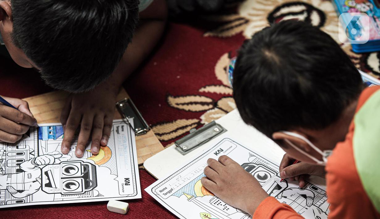 Sejumlah siswa sekolah dasar (SD) belajar mewarnai saat mengikuti perayaan Hari Anak Nasional yang digelar KAI Commuter di Stasiun Jakarta Kota, Jakarta, Jumat (22/7/2022). Kegiatan tersebut sekaligus bertujuan untuk mengenalkan moda transportasi kereta kepada siswa sejak dini. (Liputan6.com/Faizal Fanani)