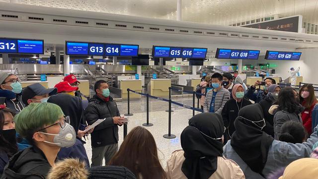 Prosesn pembagian boarding pass kepada WNI di Wuhan.