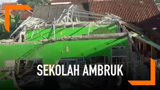 SDN Neglasari V di Bogor tak kunjung diperbaiki. Padahal sekolah tersebut ambruk sejak tiga minggu lalu.