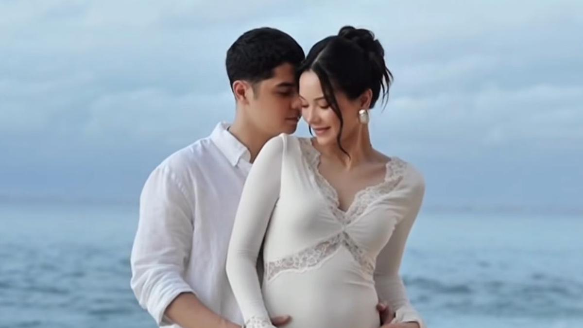 Pesona Bumil Alyssa Daguise Maternity Shoot di Pantai Kenakan Long Dress Putih Rp2 jutaan