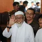 Terpidana kasus terorisme Abu Bakar Baasyir melambaikan tangan kepada media setelah sidang di Jakarta, (25/05/2011). (AFP Photo/Adek Berry)