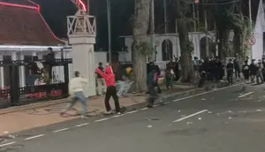 Demo di Grahadi Surabaya Ricuh, Sejumlah Orang Diamankan