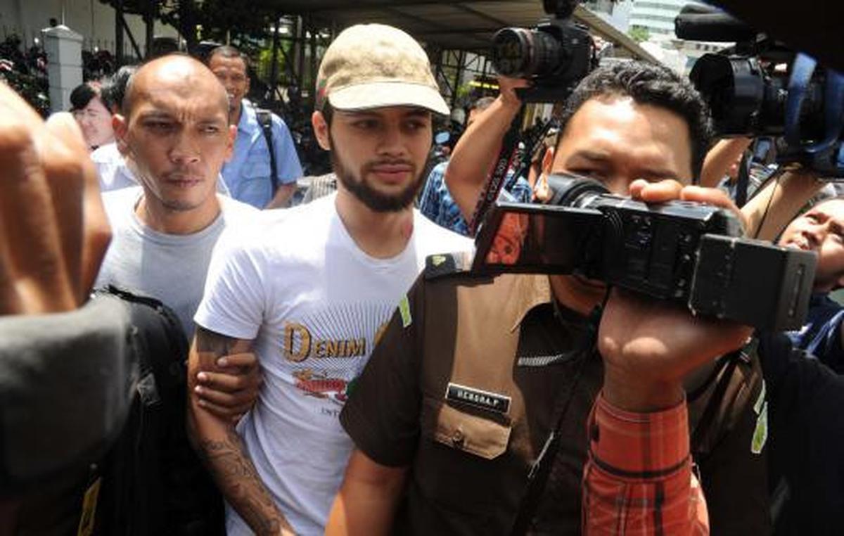 Tangan diborgol, Diego Michiels tiba di Kejari Jakpus