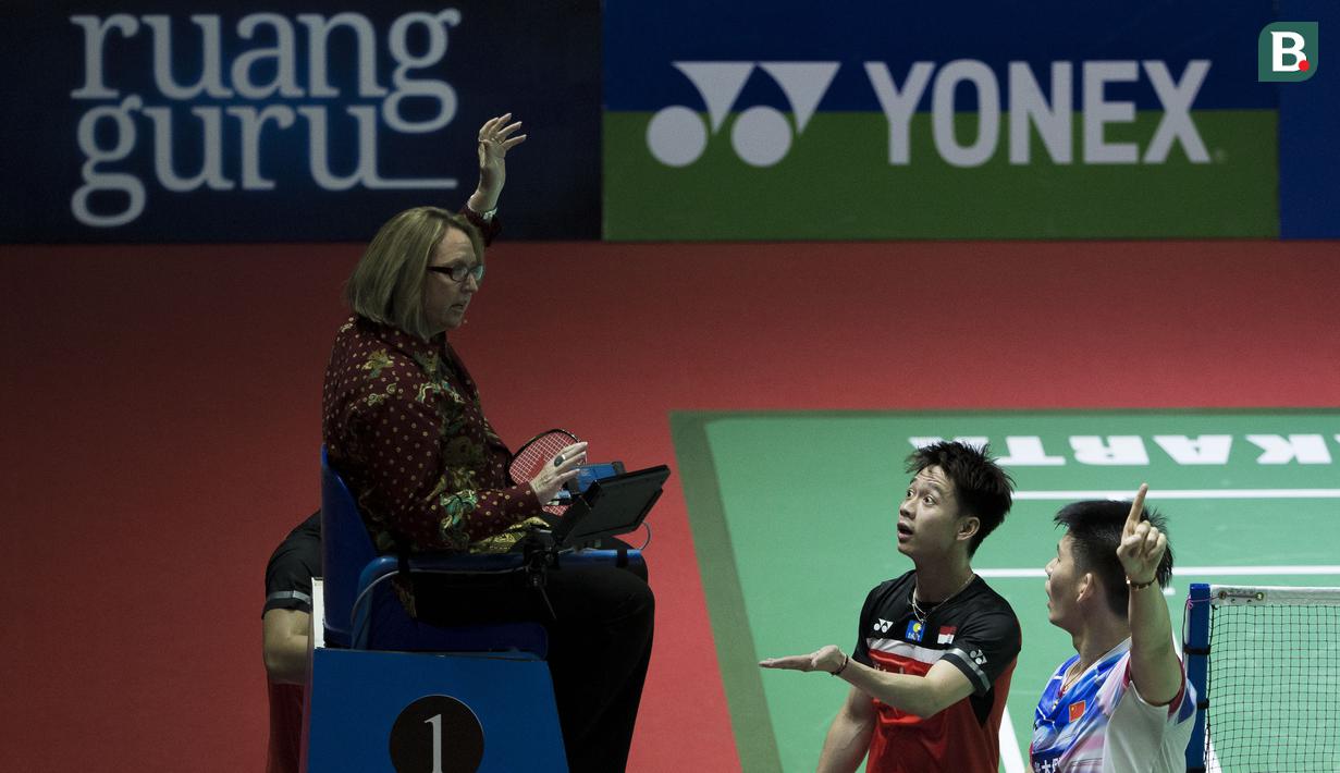 Kevin Sanjaya memprotes wasit atas pengajuan challenge yang diajukan oleh Li Junhui/Liu Yuchen sementara poin sudah diputuskan. ( Bola.com/Peksi Cahyo )