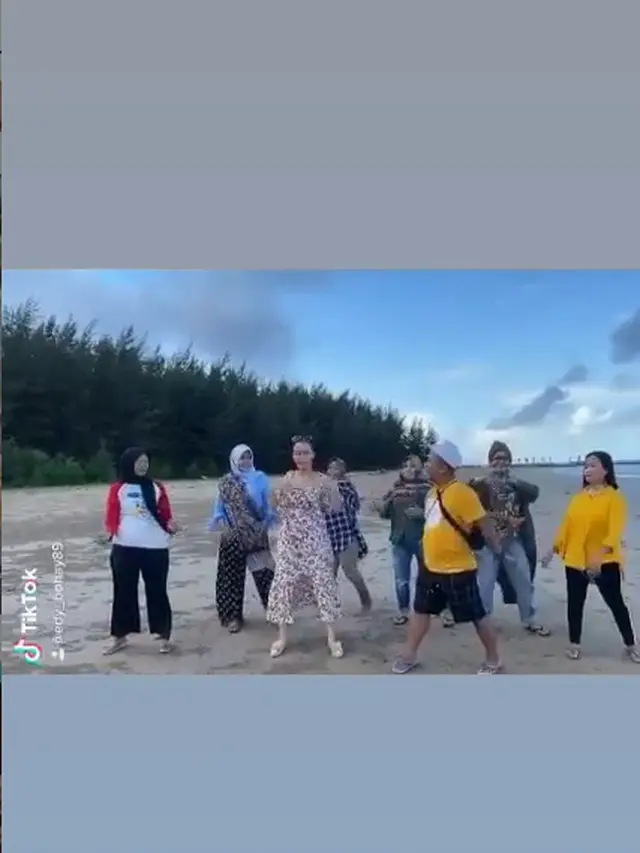 6 Momen Liburan Zaskia Gotik Bersama Keluarga Besar Suami, Penuh Kehangatan