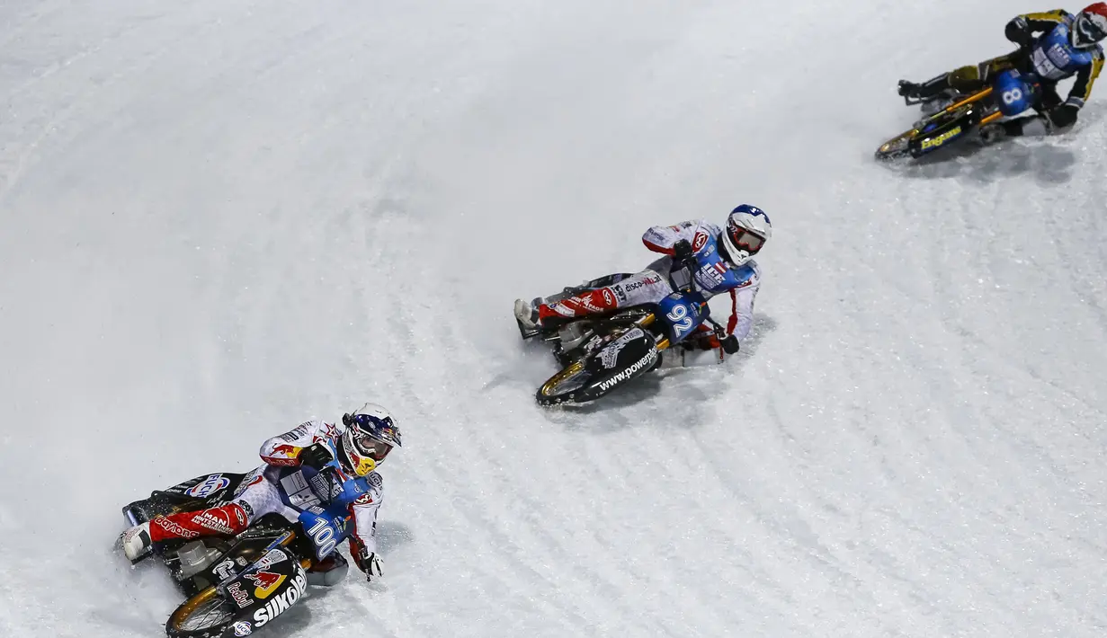 Sejumlah pembalap bersaing ditikungan es di Kejuaraan Dunia FIM Ice Speedway Gladiator di Arena Medeo, Almaty, Kazakhstan (21/2). Sirkuit yang diselimuti es membuat kejuaraan ini menjadi unik dan seru untuk disaksikan. (REUTERS/Shamil Zhumatov)
