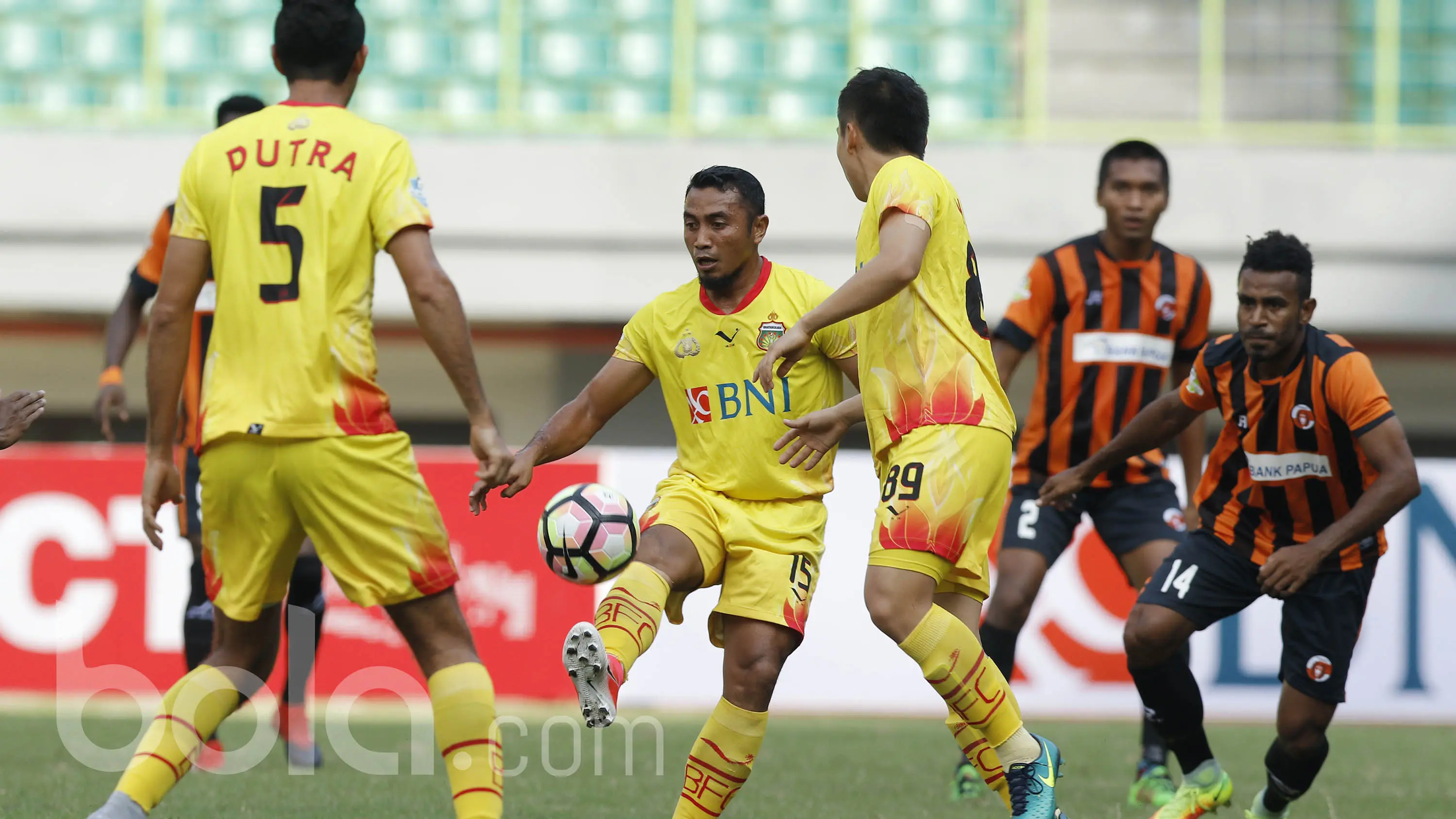 Gelandang Bhayangara FC, Firman Utina, saat Bhayangkara FC bertemu Perseru Serui di Stadion Patriot, Bekasi, Jawa Barat (20/04/2017). (Bola.com/M Iqbal Ichsan)