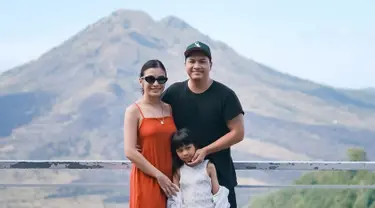 Bali memang menjadi salah satu destinasi wisata para keluarga selebritii. Dalam momen liburan keluarga ini Glenn dan Chelsea Olivia yang pernah tinggal di Bali waktu Covid-19 ini terlihat menikmati momen liburannya bersama anak-anak dan keluarga besar. (Liputan6.com/IG/@chelseaoliviaa)