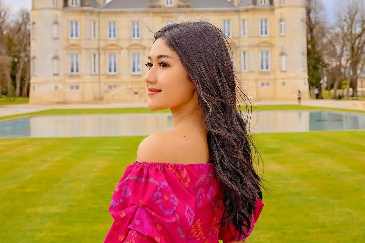 Pesona Cantik Erina Gudono yang Khas Perempuan Indonesia Kenakan Dress Kain Endek di Paris