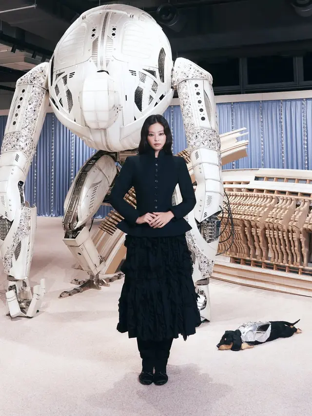 Usai Dikabarkan Putus Kontrak, Jennie BLACKPINK Muncul di Pop-up Tamburins dengan Gaya Gothic Serba Hitam