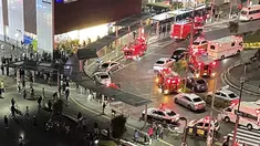 Petugas pemadam kebakaran dan petugas penyelamat berkumpul setelah seorang pria mencoba melakukan pembunuhan terhadap penumpang di luar Stasiun Kokuryo di Jalur Keio di kota Chofu di Tokyo (31/10/2021). Setidaknya 10 orang terluka dalam serangan tersebut. (AFP/Jiji Press/STR)