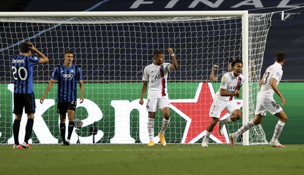 Pemain Paris Saint-Germain Marquinhos (kedua kanan) melakukan selebrasi usai mencetak gol ke gawang Atalanta pada pertandingan perempat final Liga Champions di Luz Stadium, Lisbon, Portugal, Rabu (12/8/2020). Paris Saint-Germain menang 2-1. (Rafael Marchante/Pool via AP)