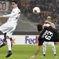 Aksi pemain AC Milan, Patrick Cutrone melakikan tendangan salto ke gawang Austria-Wien pada laga grup D Liga Europa di San Siro stadium, Milan, (23/11/2017). Milan menang telak 5-1. (AP/Antonio Calanni)