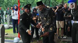 Letnan Jenderal TNI (Purn) Soeyono saat prosesi pemakaman Mantan Menteri Urusan Peranan Wanita, Siti Aminah Sugandhi atau lebih dikenal Mien Sugandhi di Taman Makam Pahlawan Nasional Kalibata, Jakarta, Senin (6/1/2020). Mien Sugandhi wafat di usia 85 tahun. (merdeka.com/magang/ Muhammad Fayyadh)