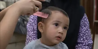 Nagita Slavina tampak begitu semangat untuk memotong rambut putra keduanya, Rayyanza Malik Ahmad alias Cipung. Sebelumnya, istri Raffi Ahmad itu hanya memotong bagian depan membentuk poni. [Youtube/Rans Entertainment]