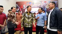 Menpora, Imam Nahrawi (tengah) berbincang dengan Ketua PP IMI, Sadikin Aksa usai memberi keterangan terkait ajang MXGP 2017 di Jakarta, Rabu (18/1). Ajang MXGP 2017 akan digelar di kota Pangkal Pinang, 4-5 Maret. (Liputan6.com/Helmi Fithriansyah)