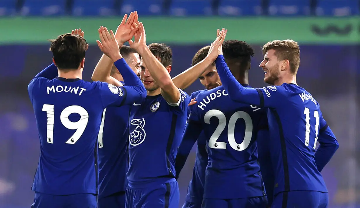 Pemain Chelsea Timo Werner (kanan) merayakan bersama rekan satu timnya usai mencetak gol ke gawang Newcastle United pada pertandingan Liga Inggris di Stamford Bridge Stadium, London, Inggris, Senin (15/2/2021). Chelsea menang 2-0. (Adrian Dennis/Pool via AP)