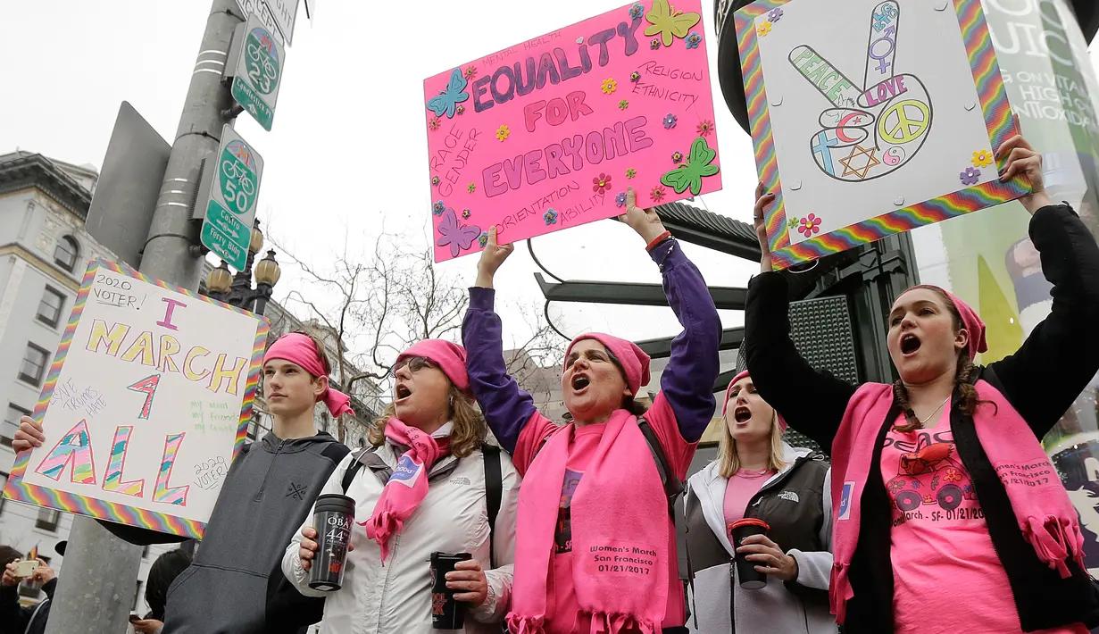Sejumlah demonstran memperlihatkan poster berisi penolakan terhadap Trump yang dinilai rasis di San Francisco, AS, Sabtu, AS, Sabtu (21/1). (AP Photo)