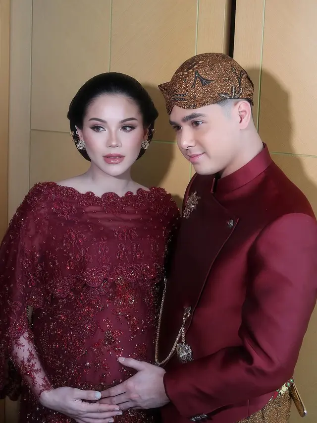 Gaun dan Kebaya Bumil Alyssa Daguise di Pernikahan El Rumi dan Syifa Hadju