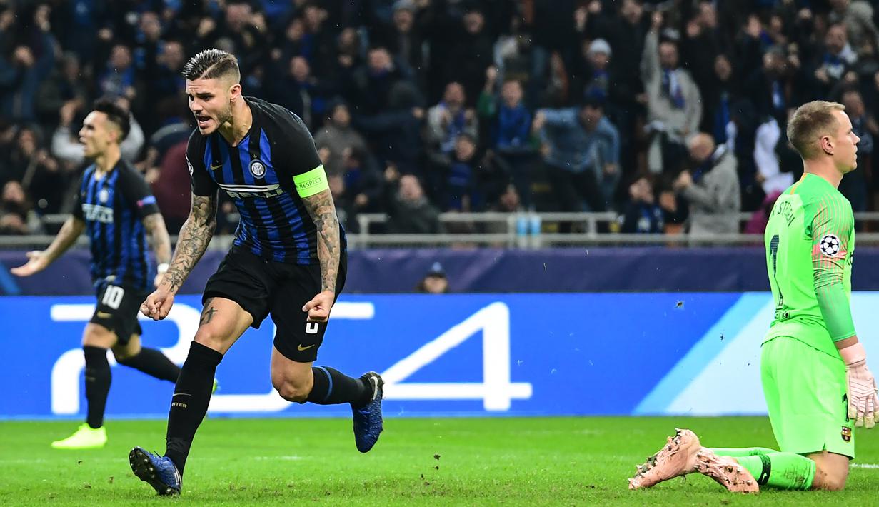 Striker Inter Milan, Mauro Icardi, merayakan gol yang dicetaknya ke gawang Barcelona pada laga Liga Champions di Stadion San Siro, Milan, Selasa (6/11). Kedua klub bermain imbang 1-1. (AFP/Miguel Medina)
