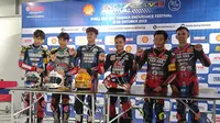 Pembalap Yamaha Akai Jaya, Galang Hendra (ketiga dari kanan) dan adiknya Aldi Satya berhasil menjadi juara Yamaha Endurace Festival 2023 di kelas paling bergengsi R25 Pro (Liputan6.com/Defri Saefullah)