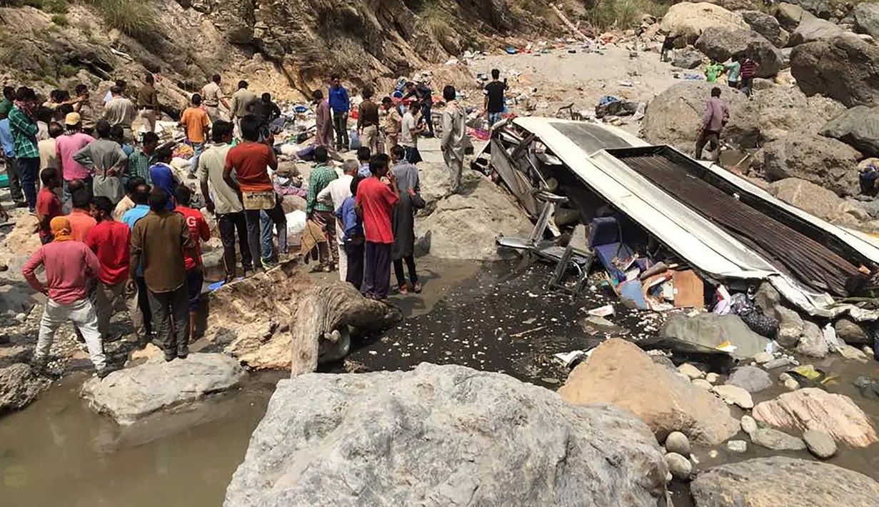 Kondisi bus yang hancur usai jatuh ke dalam jurang di wilayah pegunungan Himalaya di negara bagian Himachal Pradesh, India Utara (19/4). Bus yang membawa 56 penumpang itu telah menewaskan 44 orang. (AFP Photo / STR)