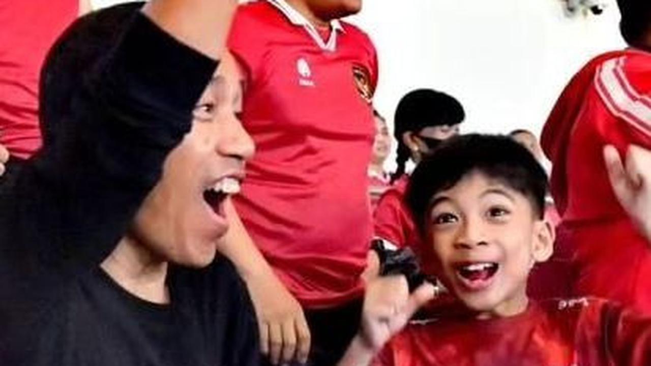 VIDEO: Keseruan Jokowi Nonton Timnas Indonesia vs Turkmenistan, Gelitik Jan Ethes Sambil Tertawa