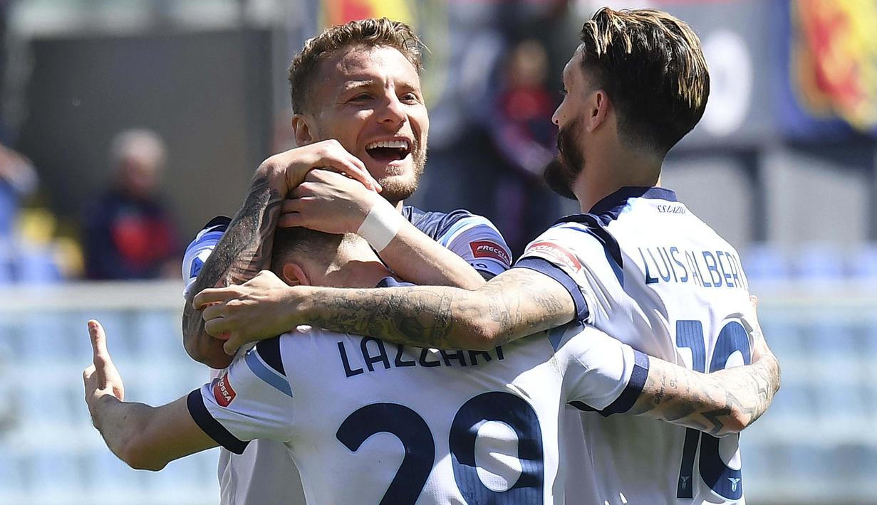 Ciro Immobile menambah catatan golnya ke gawang Genoa saat laga memasuki menit ke-63. Immobile berhasil menyambar bola hasil rebound tendangannya yang sempat diantisipasi kiper Genoa, Salvatore Sirigu. (LaPresse via AP/Tano Pecoraro)
