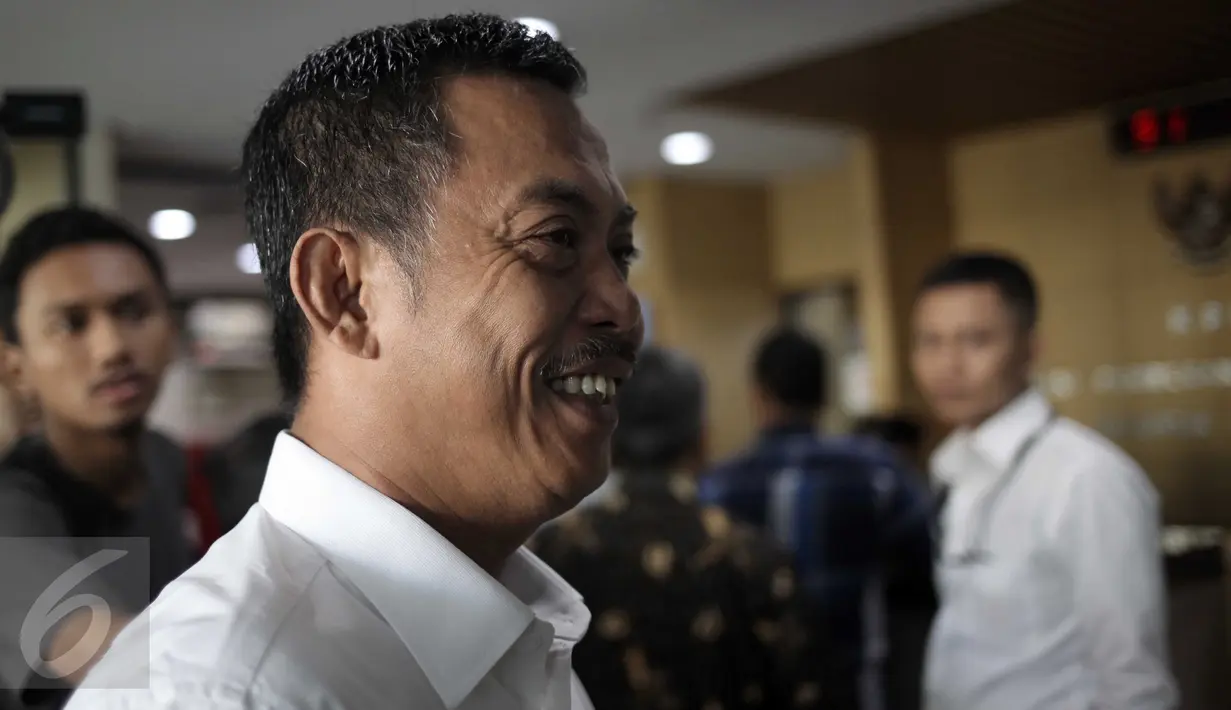 Senyum Ketua DPRD DKI Jakarta, Prasetio Edi Marsudi ketika kembali menyambangi Gedung KPK, Jakarta, Selasa (3/5).  Prasetio akan diperiksa terkait kasus dugaan suap dalam pembahasan dua raperda tentang reklamasi Teluk Jakarta. (Liputan6.com/Helmi Afandi)